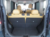 後部座席に座れる状態でも荷室はこれだけ広さがあります!お出かけやお買い物にも重宝します。ついつい買い物しすぎても安心ですね♪