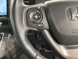 ステアリングにオーディオ操作スイッチが付いています。オーディオ画面に直接タッチしなくても操作が出来ますので、運転に集中できます。