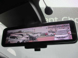 スマートルーミラー装備車両後方のカメラ映像をミラ-面に映し出すので、車内の状況や、天候などに影響されにくく、よりクリアな後方視界が得られます。