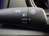 【オートライト】車外の明るさに応じて、自動的にライトの点灯・消灯をしてくれます。