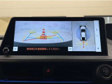 真上から見下ろしたような視点で車とその周囲を確認出来る画面と、車両後方を映し出すバックモニター画面の2つを表示してくれます。