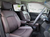 『ハイウェイスタ-』らしくスポ-ティ-な印象のダークブラウン系インテリア。 前席にはSRSサイドエアバッグを備えています。