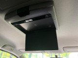 【フリップダウンモニター】大画面モニターで後席でもエンタメをお楽しみいただけます。小さなお子様にも大人気の装備です♪