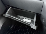 車検証などが収納できるグローブボックスも完備!