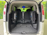 普段のお買い物や通勤、送迎等に十分な荷室スペースを確保しております。3列目を跳ね上げると、大きな荷物の積載も可能です♪