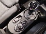【シフト】スポーティーさを極めたなめらかなシフトチェンジが可能で、快適なクルージングからダイナミックな走りまで、さまざまな運転スタイルに適応いたします。