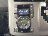 【オートエアコン】一度お好みの温度に設定すれば、車内の温度を検知し風量や温度を自動で調整。暑い&hellip;寒い&hellip;と何度もスイッチ操作をする必要はありません。快適な車内空間には必須の機能ですね♪