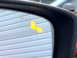 【ブラインドスポットモニタリング】走行中、ドアミラーの死角になりやすい箇所に後続車が接近するとサイドミラー付近に警告を表示、ドライバーに注意喚起をしてくれます。
