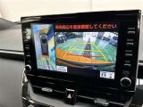 パノラミックビューモニター付きです。車両を上から見たような映像をディスプレイオーディオ画面に表示。運転席からの目視だけでは見にくい、車両周辺の状況をリアルタイムでしっかり確認できます。