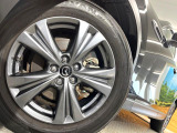 【純正18インチアルミホイール】外観にマッチした純正アルミホイールを装着しております。各種社外アルミホイールや、スタッドレスタイヤも取扱いしております。是非ご相談ください♪