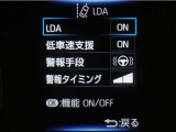 レーンディパーチャーアラートとは車線、又は走路からの逸脱の可能性を警告すると共に、車線、又は走路からの逸脱を避けるためのハンドル操作の一部を支援する機能です。詳細は販売店スタッフまでお尋ね下さい。