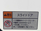 見た目が大事!な外装はぴかっとキレイに磨いており、経年のくすみもよみがえっております。ヘッドライトやドア周辺を磨く際にはマスキングテープを使用して保護しながら丁寧に作業をしております。
