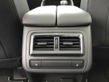 後部座席にもエアコン吹き出し口がしっかり装備されています。