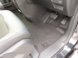 【フロントのフロアマット】前席はフロアマット付きです。大きな汚れもなく、使用感も少なめで綺麗な状態です。