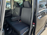 助手席と運転席はゆったりと座れるベンチシートタイプになっています。