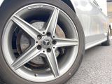 ●純正18インチアルミホイール:輸入車ならではの卓越した走りを支えるホイールと足回りです!日本車の走りに慣れている方にもぜひ体感して頂きたいほど、高いレベルでまとまっています!