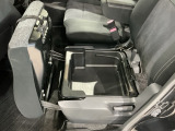 助手席のシート下には便利な収納スペースがあります。