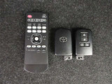 後部座席から操作可能なリモコンつき。