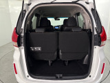 後部座席を使った状態でもバッグや買い物袋を積めるスペースがありますよ♪
