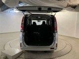 バックドアを上げた状態です。シートのアレンジ次第で荷室のスペースが広くなります!用途に合わせて快適な室内を!