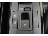 燃費優先のECO、走りと燃費のバランスに優れたNORMAL、俊敏でパワフルなPOWER。気分や走行状況に合わせて走りを選べます。夜間など、静かに走行したい時にはモーターで動くEVへ切替えも出来ます。