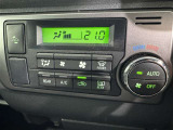 オートエアコン付きなので一度、気温を設定すれば自動的に過ごし易い温度に調整してくれますよ。 車内をいつでも快適空間にしてくれます。