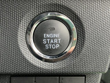 キーフリーシステムなので、エンジンスタートはブレーキペダルを踏みながらボタンを押します。鍵が運転席周りにあることが条件で、鍵をさしたり抜いたりする必要がありません。