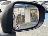 隣車線を走る車両をレーダーで検知し、ドアミラーでは確認しにくい後側方エリアに存在する車両に加え、急接近してくる車両も検知します。車両を検知するとドアミラーに搭載されたLEDインジケーターが点灯します。