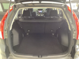 ラゲッジも広く使いやすいトランクは、開口部も広く荷物の積み下ろしもしやすいお車となっております。リアシートの背もたれは6:4の割合で分割して可倒できるので、長いお荷物などを載せることもできます。
