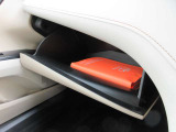 ダッシュボードに収納スペースがございますので、運転席から離れることなく、小物を出し入れすることができます。