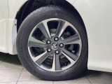 【純正16インチアルミホイール】外観にマッチした純正アルミホイールを装着しております。各種社外アルミホイールや、スタッドレスタイヤも取扱いしております。是非ご相談ください♪