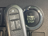 【キーレススタートシステム】カバンやポケットに入れたままでもドアの施錠・解錠が可能なスマートキーを装備。エンジンのオン・オフ時もカギを取り出す必要が無いからとっても便利です♪