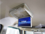【リア席モニター】ナビゲーションと組み合わせることで、走行中でも後席ではテレビやDVDを楽しめます。