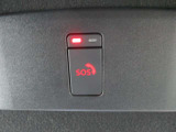 SOSコールは急病時やあおり運転被害などの危険を感じた時スイッチを押すと専門のオペレータに繋がって警察や消防への連携をサポ―トしてくれます。万が一の事故発生時にはエアバック展開と連動して自動通報します。