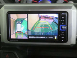 パノラミックビューモニター搭載。カメラで車両周囲の状況を映し出すため、狭い場所での駐車などに役立ちます。