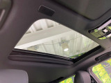 【サンルーフ】開放感たっぷりの希少装備、サンルーフが装着されています!車内に明かりを取り入れたり景色を楽しむ以外にも、車内の空気も簡単に換気できて快適です!