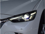 【LEDヘッドライト】悪天候や夜間走行時も良好な視界を確保し安心して運転できる高輝度LEDヘッドライトを装備。明るい上に点灯速度が早く消費電力も抑えられています。