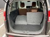 リヤシートは、分割して倒せるので、乗員や荷物に合わせてアレンジ可能です。