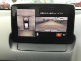 360&deg;ビューモニターでは前後左右4つのカメラ映像をさまざまな走行状況に応じて切り替えてセンターディスプレイに表示することで、駐車時や狭い道でのすれ違い時、見通しの悪い交差点進入時でも安心感を高めます