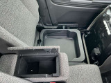 助手席下・アームレスト内にも収納があります!