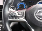 ステアリングスイッチ付きで、指先だけの操作でオーディオやモニターの設定など各種操作が可能です(^^♪ ステアリングは本革巻。ハンズフリーのスイッチはステアリング右側にあります。