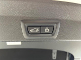 ●電動リアゲート:ワンタッチでリアゲートの開閉ができ、荷物などで両手が塞がっている状態でも簡単に開閉ができる便利機能です。