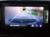 バックも安心のリアカメラ付いています。リアカメラがあると、いつでも安全にバックできますね。死角も減ります。3ビュー切り替え、ガイド線表示なので便利です。
