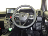 運転席まわりです。 各操作スイッチは使いやすい位置に配置されてます。