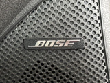 【BOSEサウンドシステム】メーカーオプションの高品位サウンドシステムを搭載。専用のチューニングが施された大小様々なスピーカーから良質なサウンドが奏でられ、臨場感あふれる音響空間を演出します。