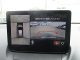見えない部分の危険察知をサポートする360&deg;ビューモニター+フロントパーキングセンサーです。車両の前後左右にある4つのカメラを活用し、センターディスプレイの表示や各種警報音で定速走行時や駐車時に車両周