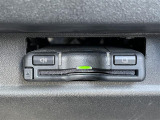 【ETC】有料道路を利用する際に料金所で停止することなく通過できる、ETC車載器(ノンストップ自動料金収受システム機器)が装備されています。セットアップを行うことで利用可能になります。