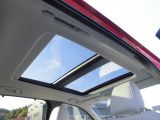 開放感のあるパノラマサンルーフです。