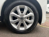 純正アルミホイール付!鉄ホイールと違って軽いので燃費・電費にも影響してきます。ガソリンの高騰に少しは貢献します!
