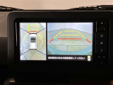 【パノラミックビューモニター&フロントビュー】見通しの悪い交差点やT字路などで車両の前方と左右方向の状況確認をする為に車両上方と前方カメラからの映像を同時に表示するので周りがハッキリ確認でき安心で